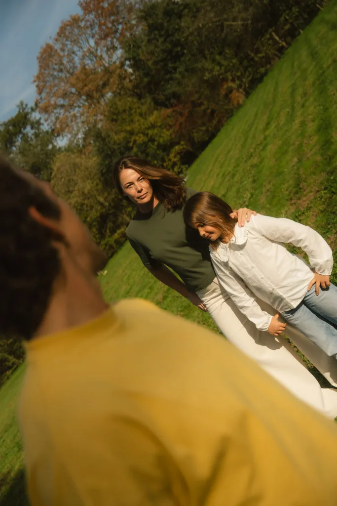 Moeder en dochter wandelen samen over een grasheuvel