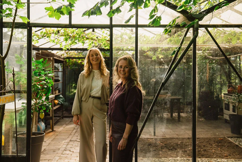 Noortje en Kim in de kas bij het kantoor van Elings